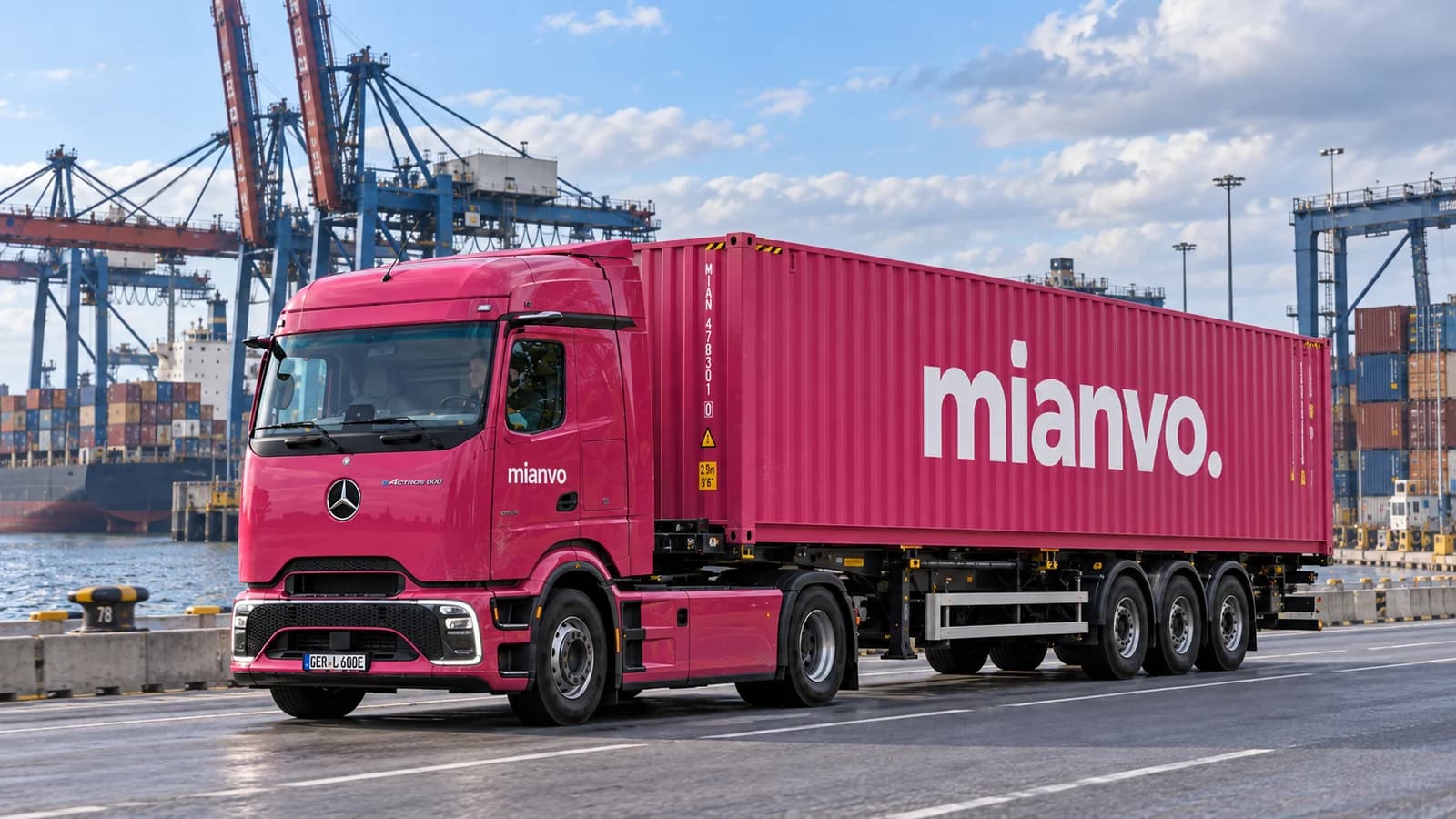 Pinker mianvo eActros 600 mit pinkem Container am Seehafenterminal