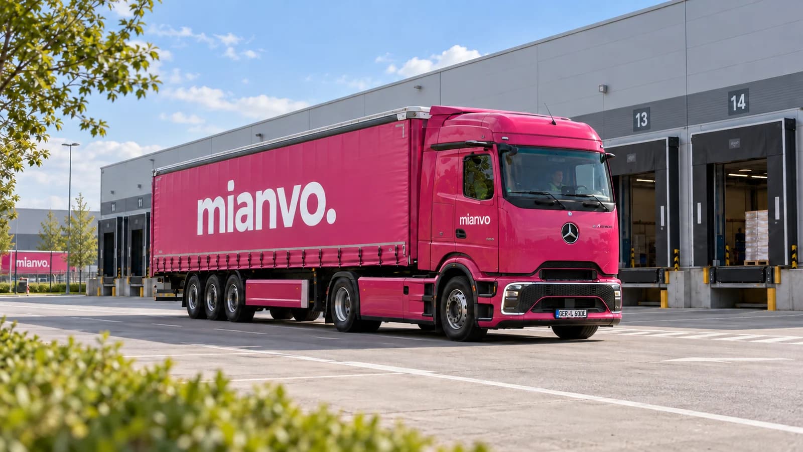 Pinker mianvo eActros 600 mit Planenauflieger vor geordneten Versandrampen (KI-generierte Markenvisualisierung)