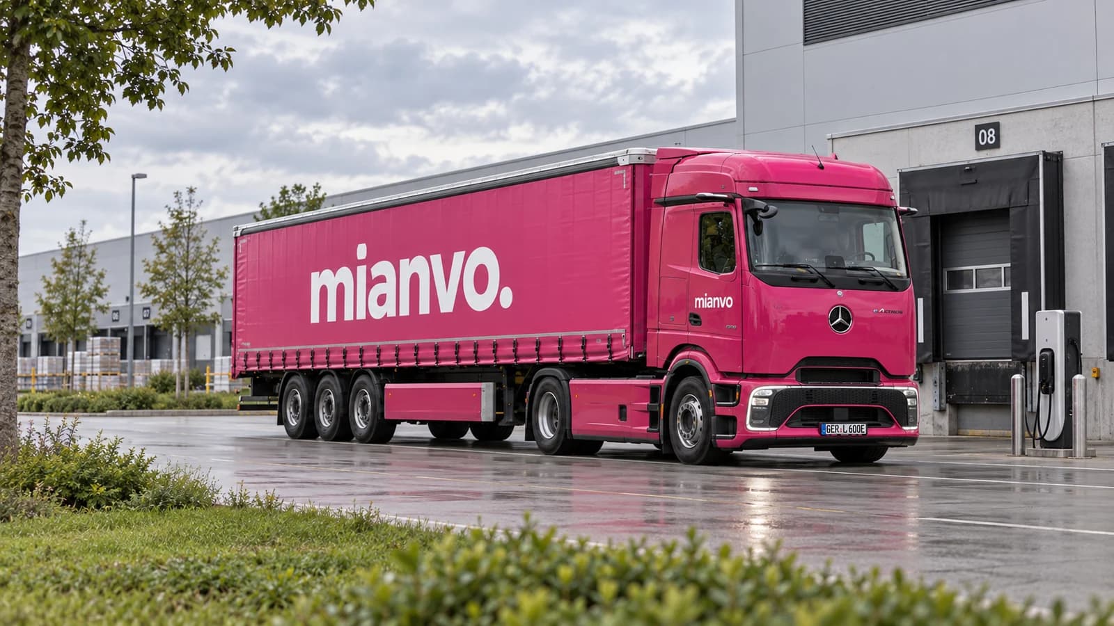 Pinker mianvo eActros 600 mit Planenauflieger auf einem Industriehof neben Ladepunkten (KI-generierte Markenvisualisierung)