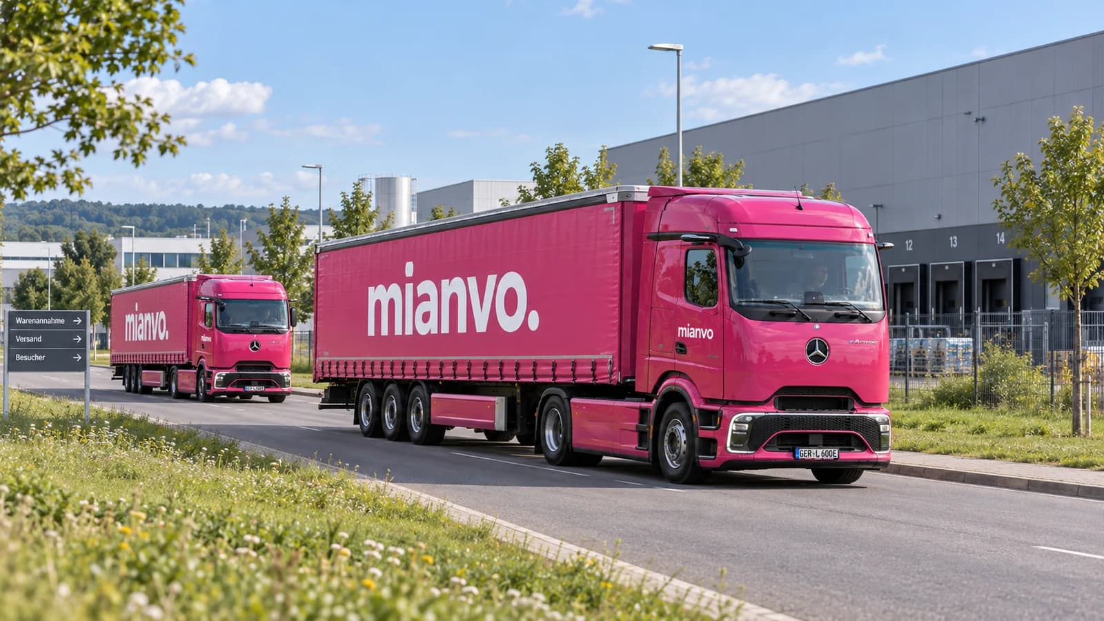 Zwei pinke mianvo eActros 600 mit Planenaufliegern auf einer Zufahrt zum Logistikstandort (KI-generierte Markenvisualisierung)