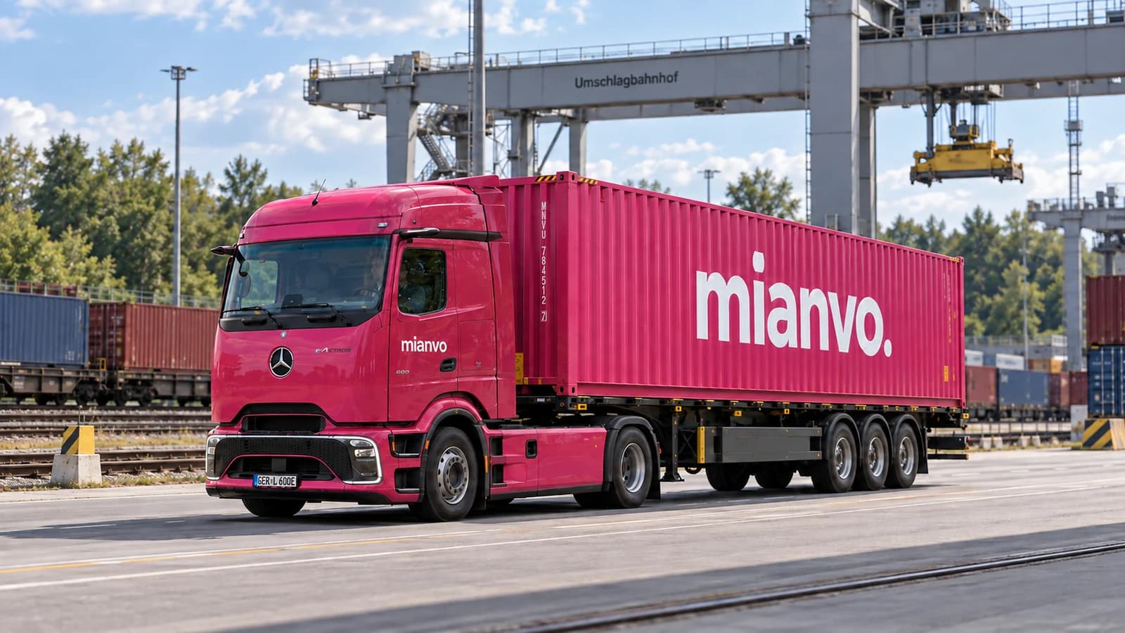 Pinker mianvo eActros 600 mit Container an einem intermodalen Bahnterminal (KI-generierte Markenvisualisierung)